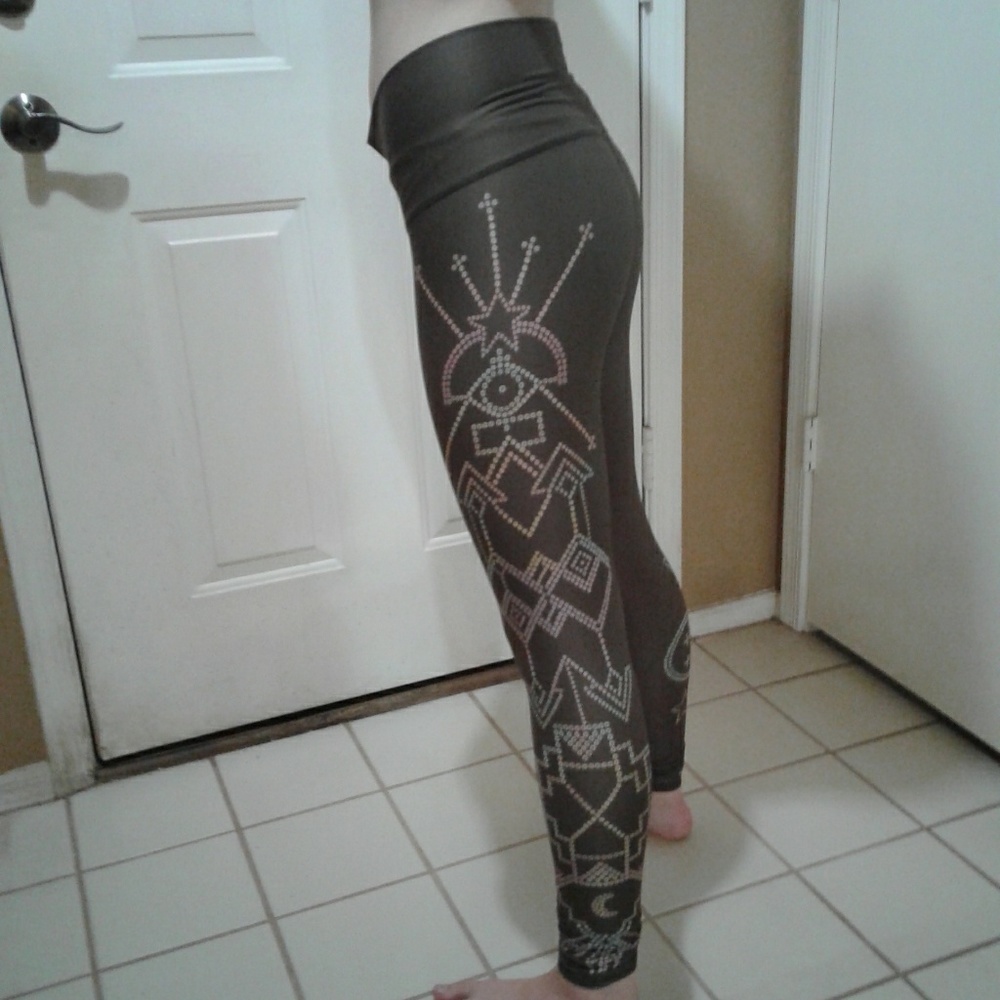 🌺Teeki "Seven Crowns" Hot Pants/Yoga Leggings EUC